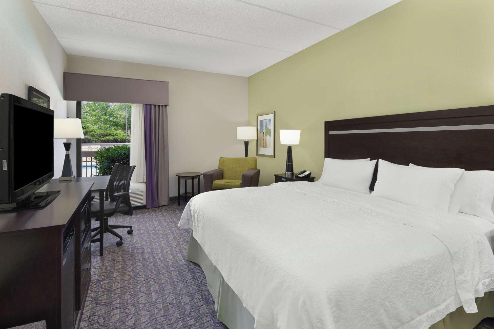 Hampton Inn Atlanta-Town Center/Кенесоу Екстериор снимка